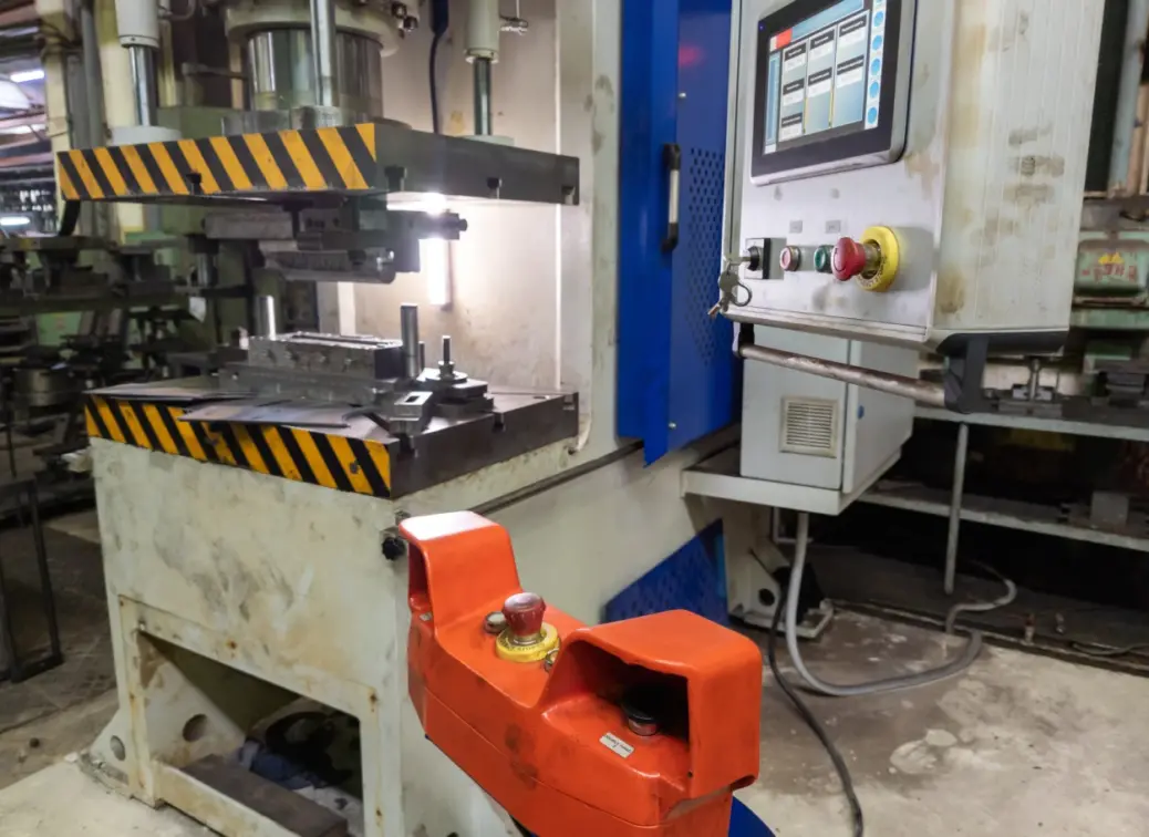 prasa hydrauliczna w pomieszczeniu