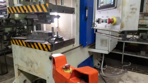 prasa hydrauliczna w pomieszczeniu